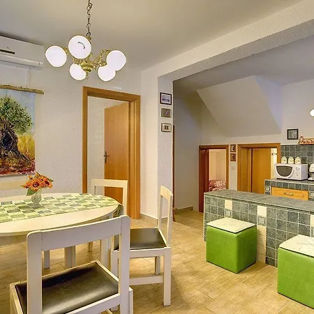Holiday home Ruza Liznjan